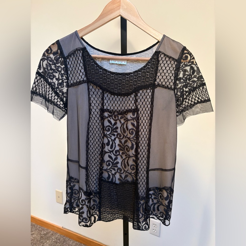 Urban Outfitters (Kimichi & Blue) lace overlay top in great condition.